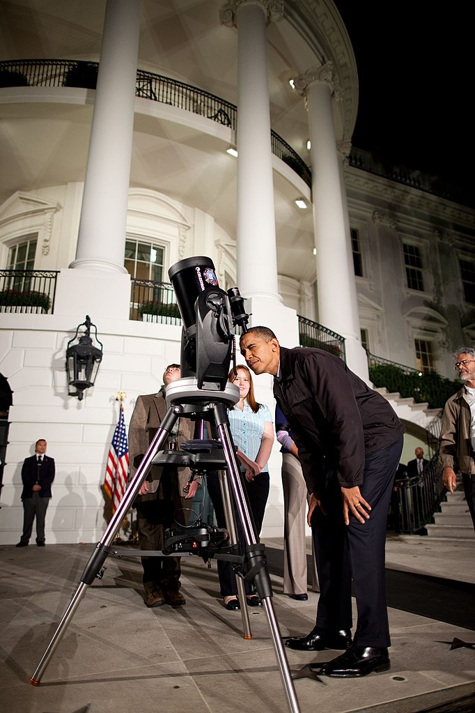 Barack Obama se uită printr-un telescop Celestron (PD)