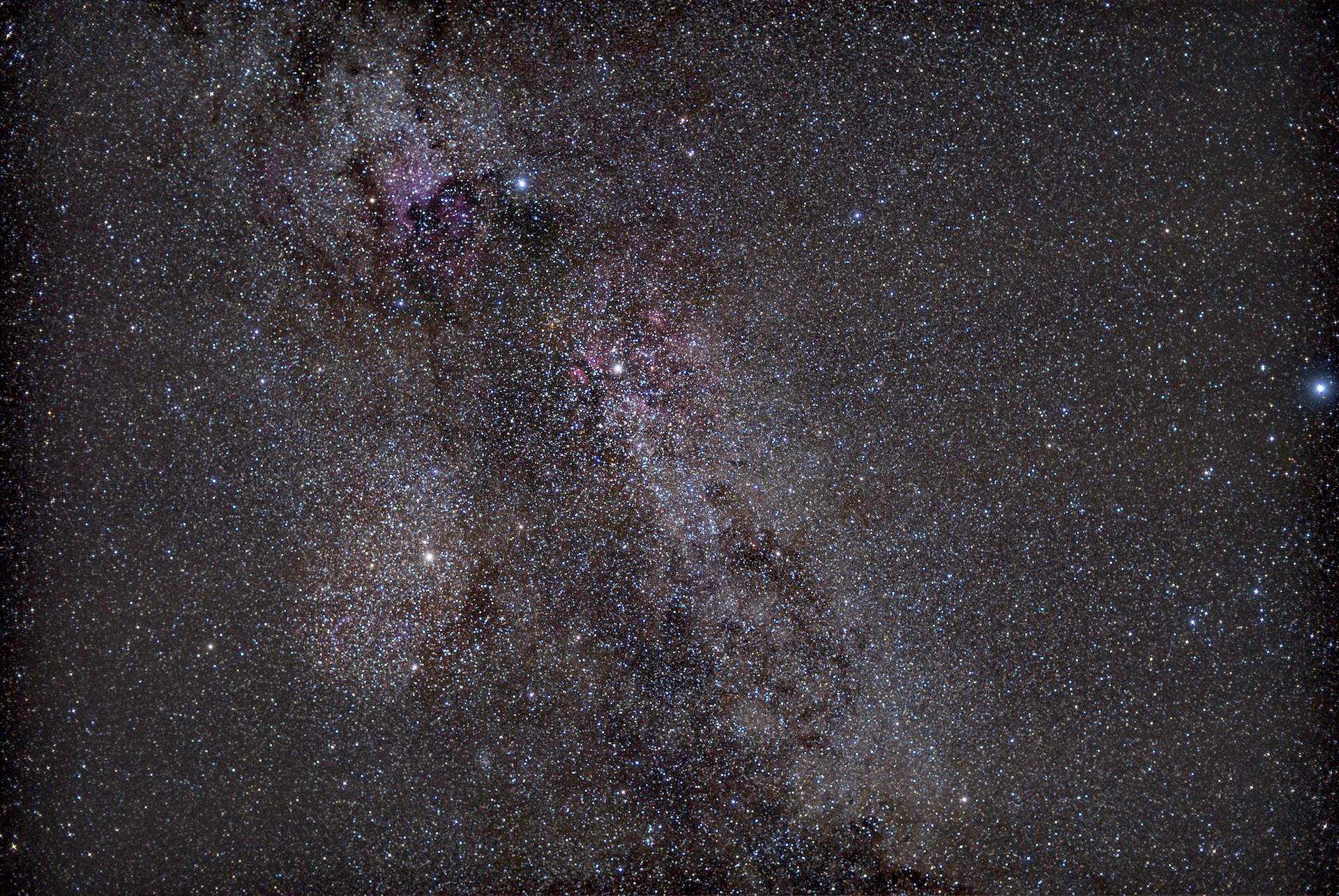 Calea Lactee de vară în constelația Lebăda cu nenumărate obiecte deep-sky. Expunere 50x60 secunde, stacking cu Sequator și prelucrarea imaginii cu Adobe Photoshop. Fotografie: Marcus Schenk și Sebastian Brummer