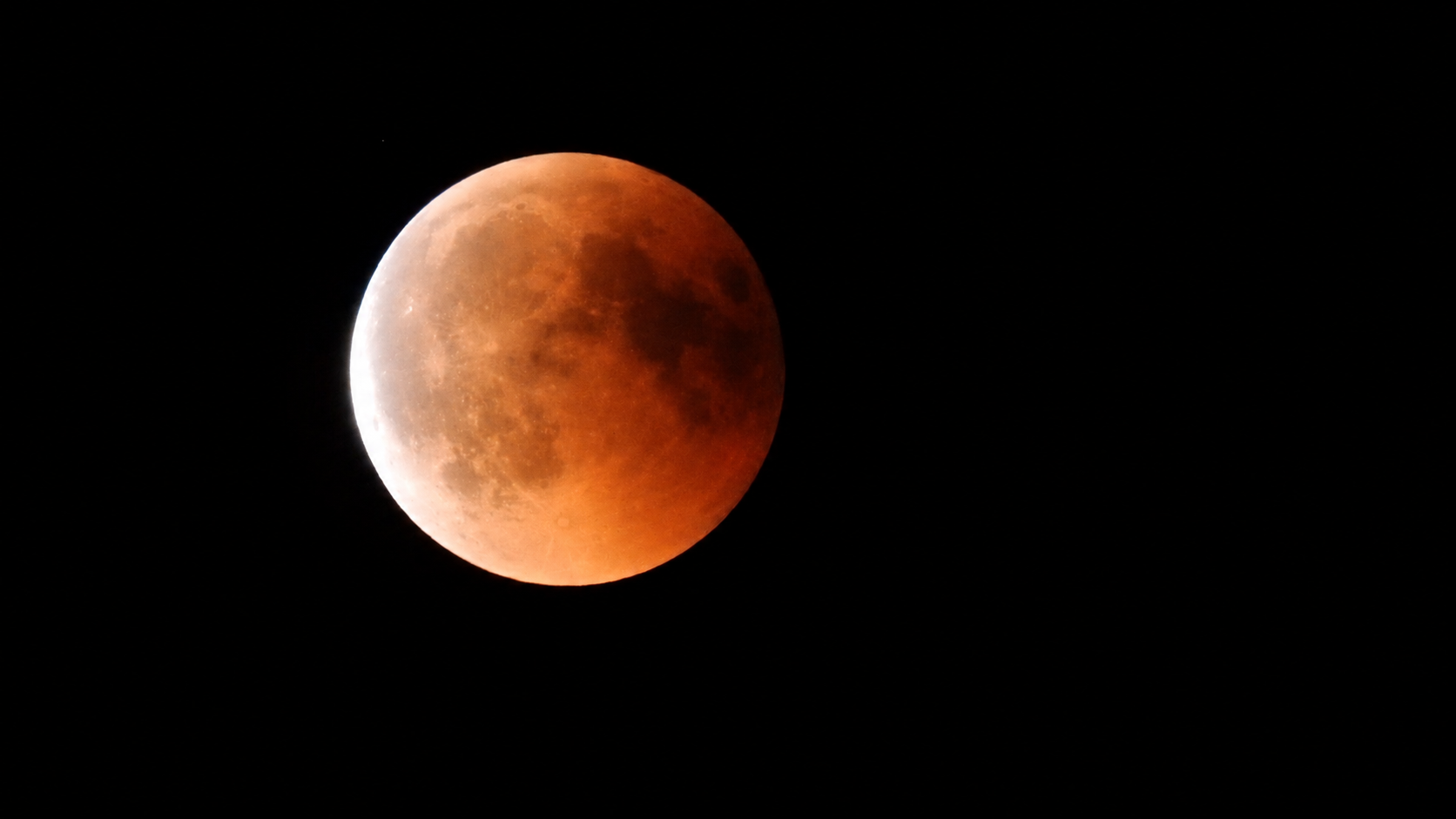 Imagine: Eclipsa totală de Lună din 27 iulie 2018, în momentul ieșirii din umbra centrală