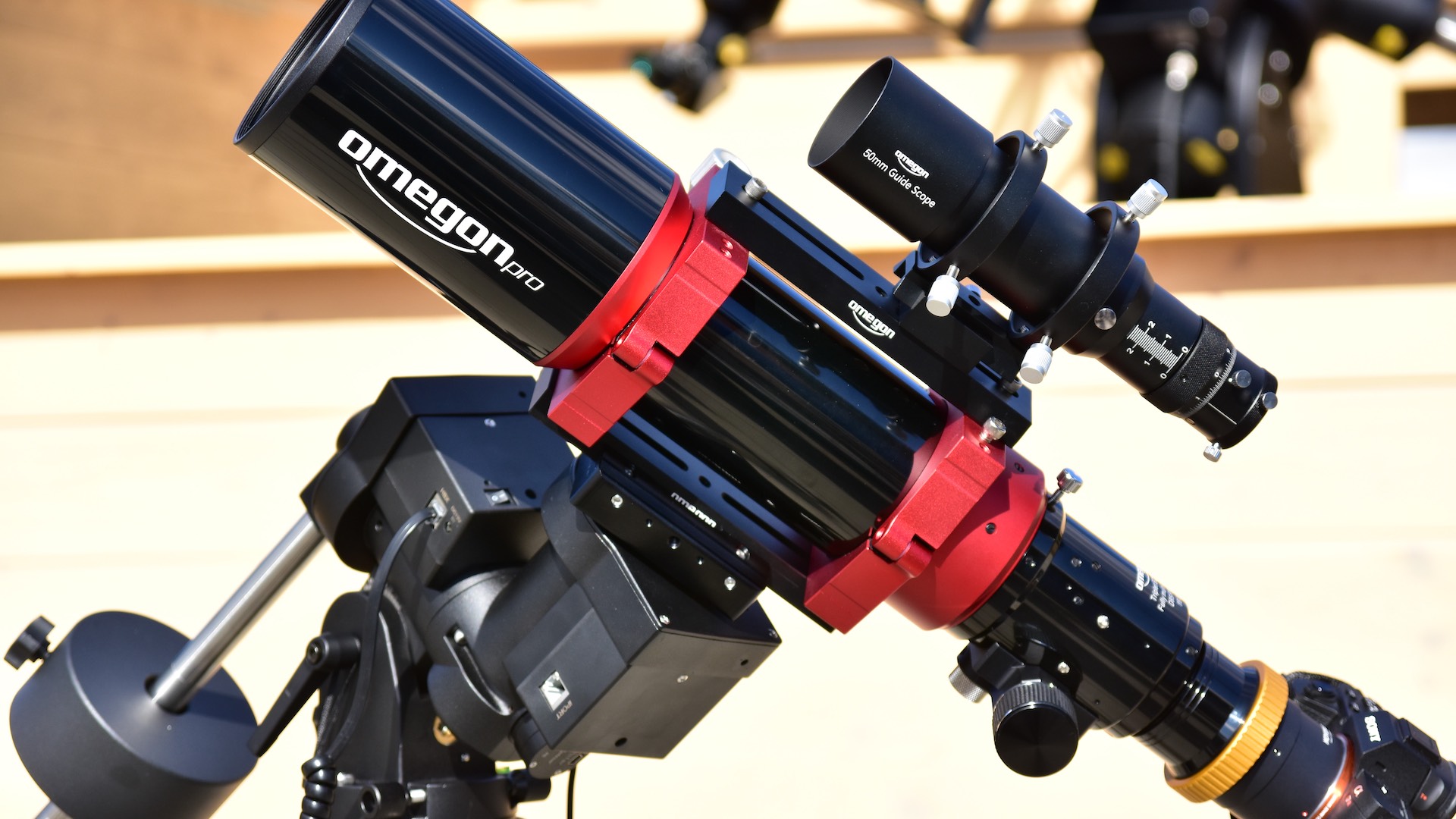 Refractor Omegon Pro 85/560 ED cu montură iOptron CEM26 LiteRoc și lunetă de ghidare montată suplimentar
