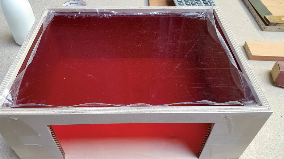 Cutia permite, în plus, și utilizarea confortabilă a unei tablete de 10 inch. A. Fehr