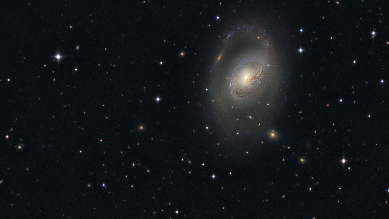 M 96 este cel mai strălucitor membru din grupul de galaxii cu același nume. Stefan Heutz, Wolfgang Ries / Johannes Schedler / CCD Guide
