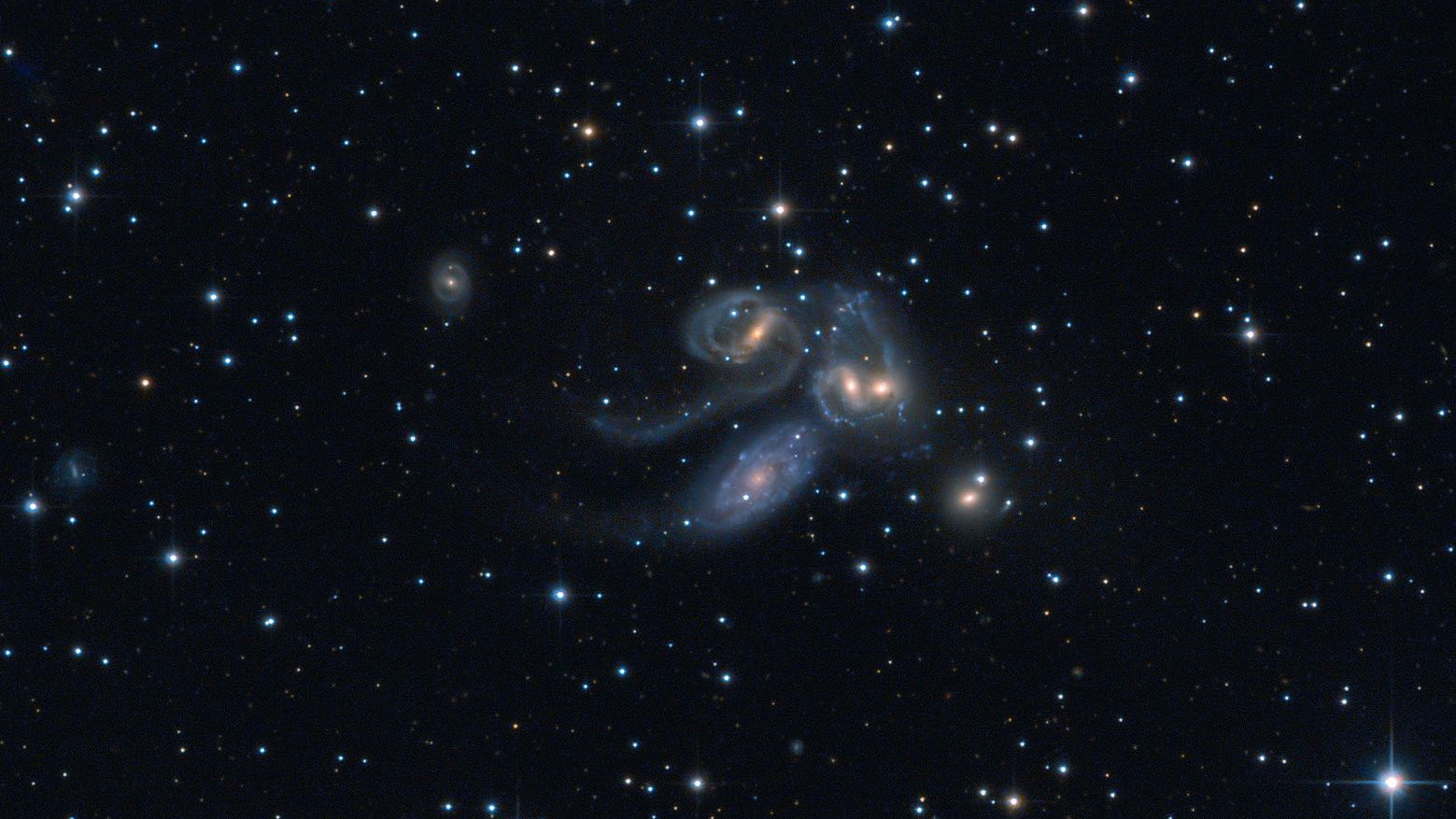 Cvintetul lui Stephan: NGC 7320C (stânga sus), NGC 7319, NGC 7318B și NGC 7318A și NGC 7217 (dreapta jos). NGC 7320 (stânga jos) nu face parte din grup. Wolfgang Promper