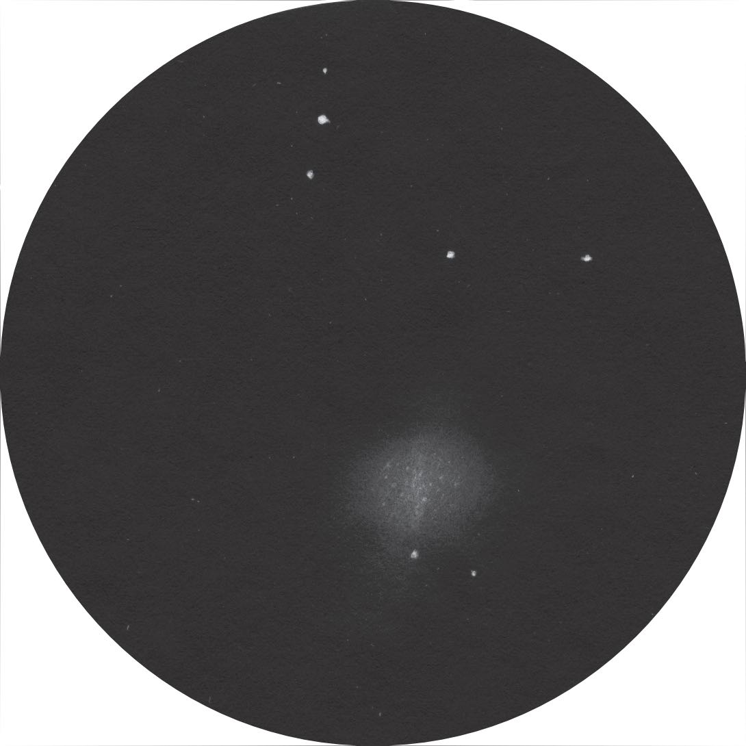 Așa arată roiul globular privit printr-un telescop de 70mm la 56× aus. R. Stoyan
