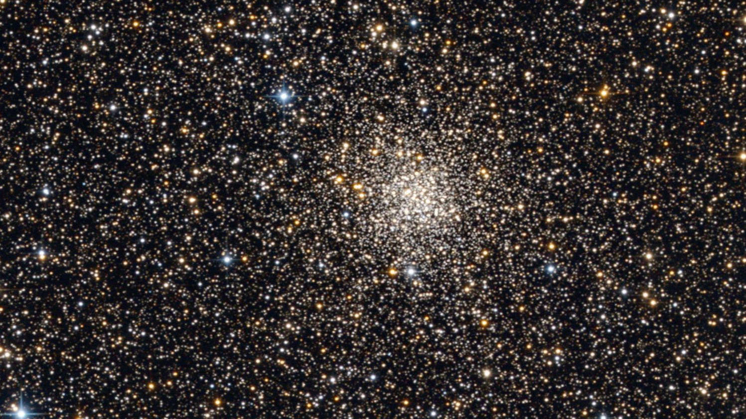 Roiul stelar globular Messier 71 fotografiat cu un telescop newtonian de 12 inch. Bernhard Hubl / CCD Guide