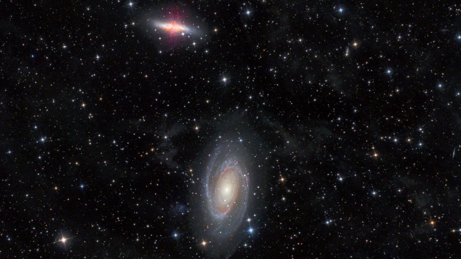 Galaxiile M 81 și M 82 din constelația Ursa Mare, fotografiate cu un telescop Newton de 4,5 inch la o distanță focală de 440 mm. Michael Deger / CCD Guide