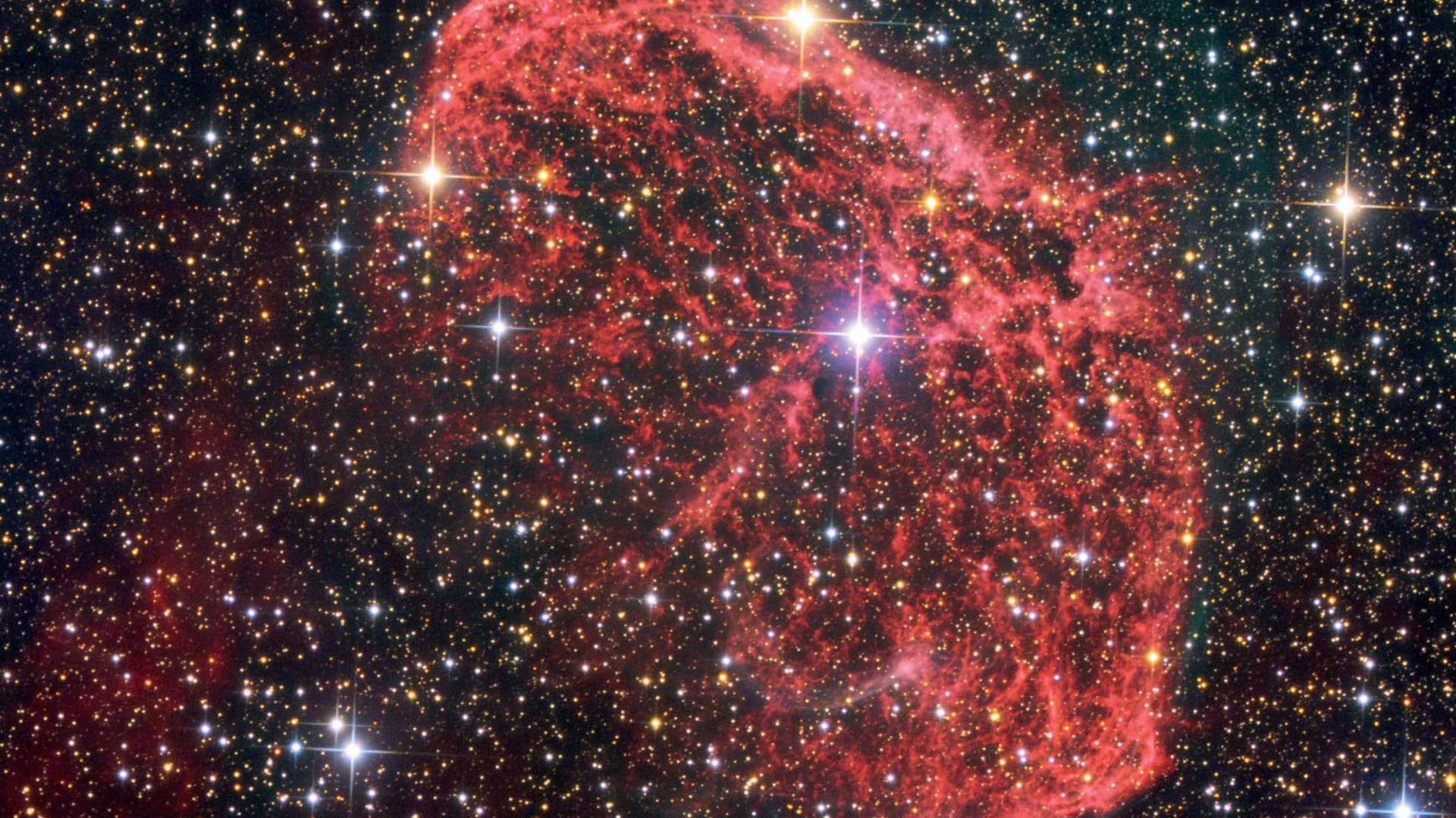 Structura fină, ca de filament, a nebuloasei NGC 6888 devine vizibilă pe fotografiile cu expunere lungă. Jochen Borgert