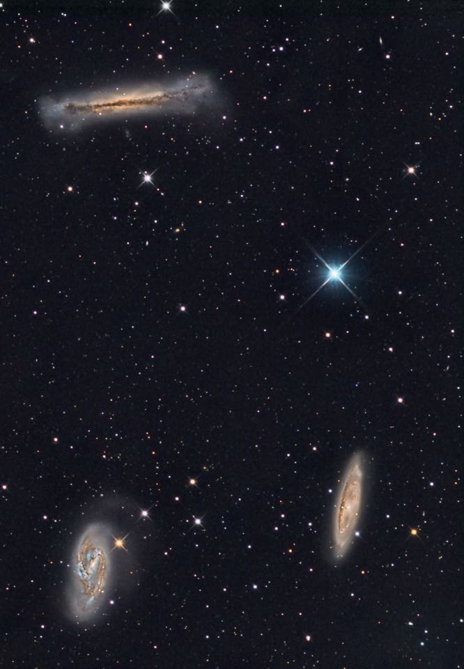 Tripleta din Leu: M 66 în stânga jos, M 65 în dreapta, NGC 3682 în partea de sus. Pentru observatorul urban, tabloul nu este însă atât de strălucitor. Sven Junge