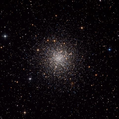 Roiul stelar globular M 12 nu se află departe de M 10 pe bolta cerească. Bernhard Hubl / CCD Guide