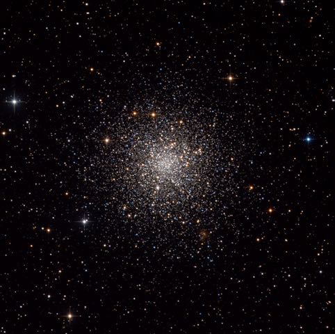 Roiul stelar globular M 12 nu se află departe de M 10 pe bolta cerească. Bernhard Hubl / CCD Guide