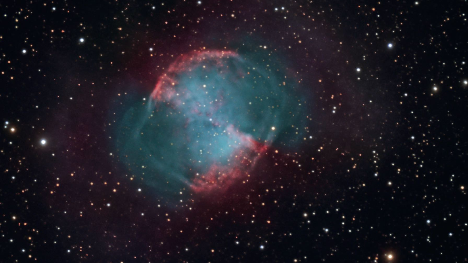 Nebuloasa planetară M 27 este un obiect interesant și pentru observatorii din oraș. Cei care folosesc un filtru pot experimenta chiar și aspectul de halteră. Sebastian Voltmer / CCD Guide