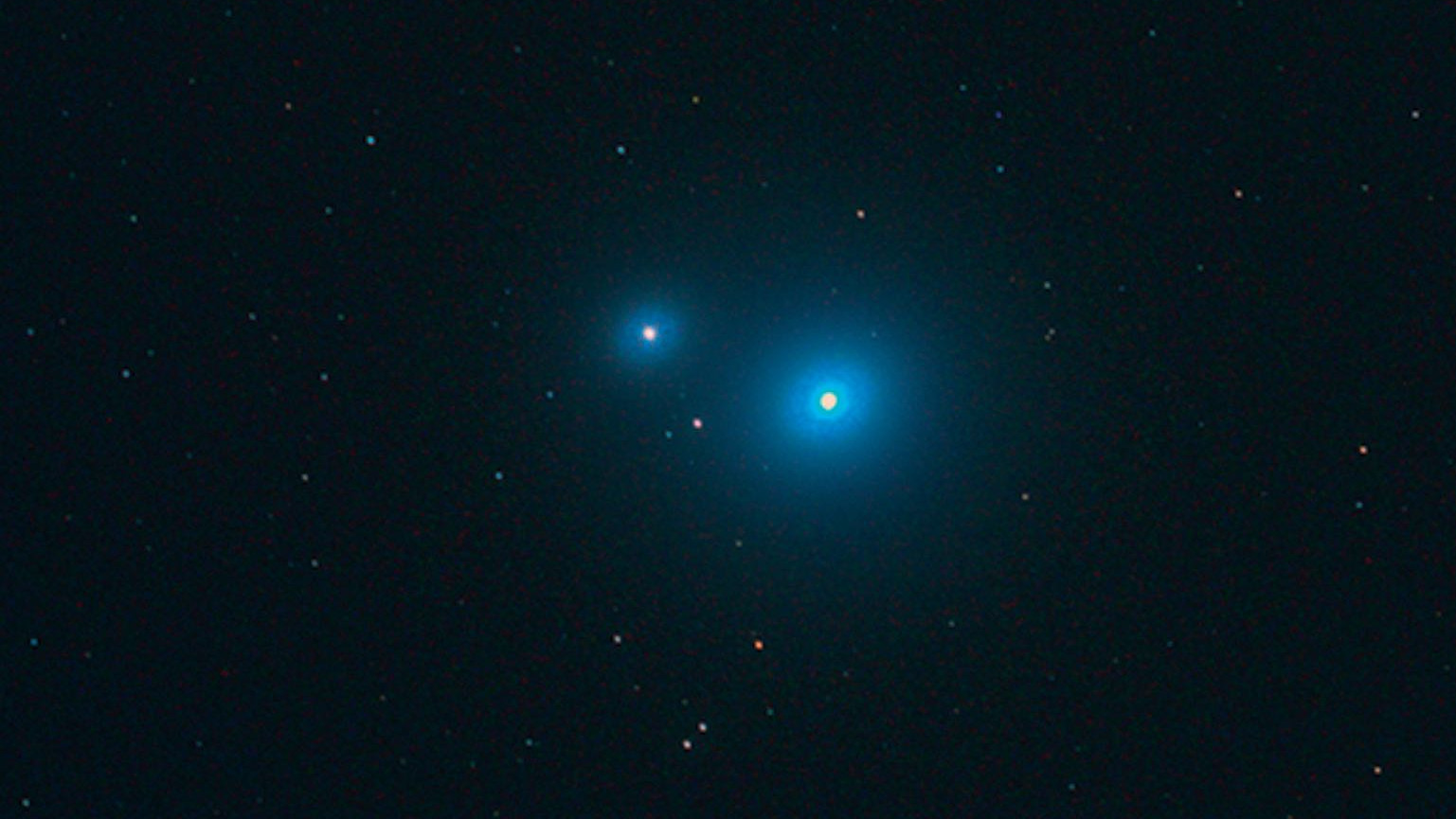 Cei care mai pot recunoaște steaua Alkor (stânga) au ochii încă buni. La rândul său, Mizar este un sistem format din două stele duble. Rolf Löhr