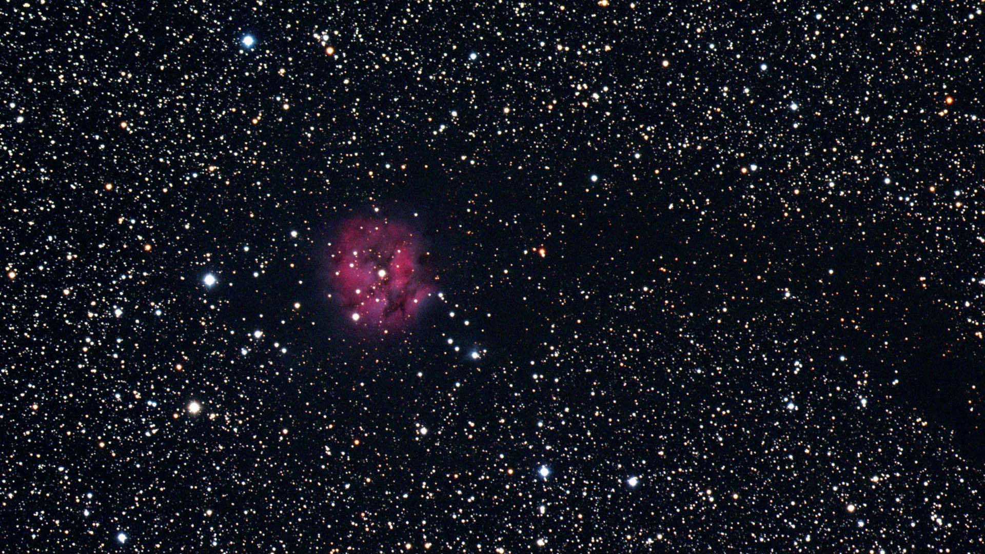 Fotografie a nebuloasei Cocon (IC5146) din constelația Lebăda și formarea ei. Imaginea este o combinație a imaginilor însumate individual din canalele de culoare într-o singură imagine color. U. Dittler
in den Farbkanälen zu einem Farbbild. U. Dittler