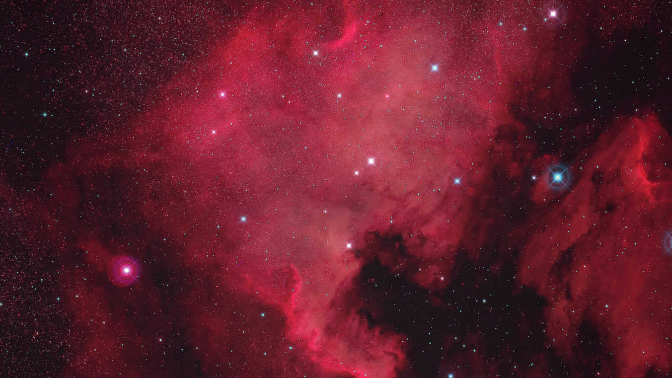 Imagine a Nebuloasei America de Nord (NGC 7000). Imaginea compusă, alcătuită din 16 fotografii cu un timp de expunere de 450 de secunde fiecare (ISO 800; timp de expunere total: 120 de minute). Realizată cu un aparat DSLR Canon 6D full-frame modificat Hα pe un refractor Apo cu o distanță focală de 530 mm și o apertură de 106 mm. Procesată cu DeepSkyStacker și Photoshop; vârfurile stelelor au fost adăugate doar din motive estetice. U. Dittler