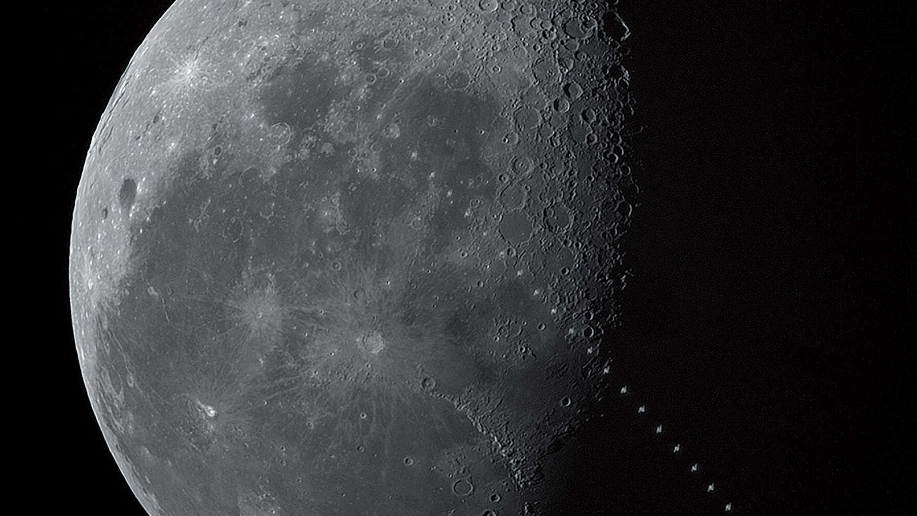 În primele ore ale zilei de 17 mai 2017, într-o dimineață senină de început de vară deasupra orașului Todtnau din sudul Pădurii Negre, a fost fotografiat tranzitul Stației Spațiale Internaționale SSI în fața Lunii în descreștere. Tranzitul a avut loc la ora 8:05:49 CEST, când Luna se afla la 19,4 grade deasupra orizontului SSV. Distanța dintre SSI, cu o luminozitate de 2,m3, și locul de observare, a fost de 1016,7 kilometri, astfel încât tranzitul a durat 1,2 secunde, iar stația spațială a apărut corespunzător de mică. Imaginea este un montaj de 51 de imagini în Photoshop. U. Dittler
