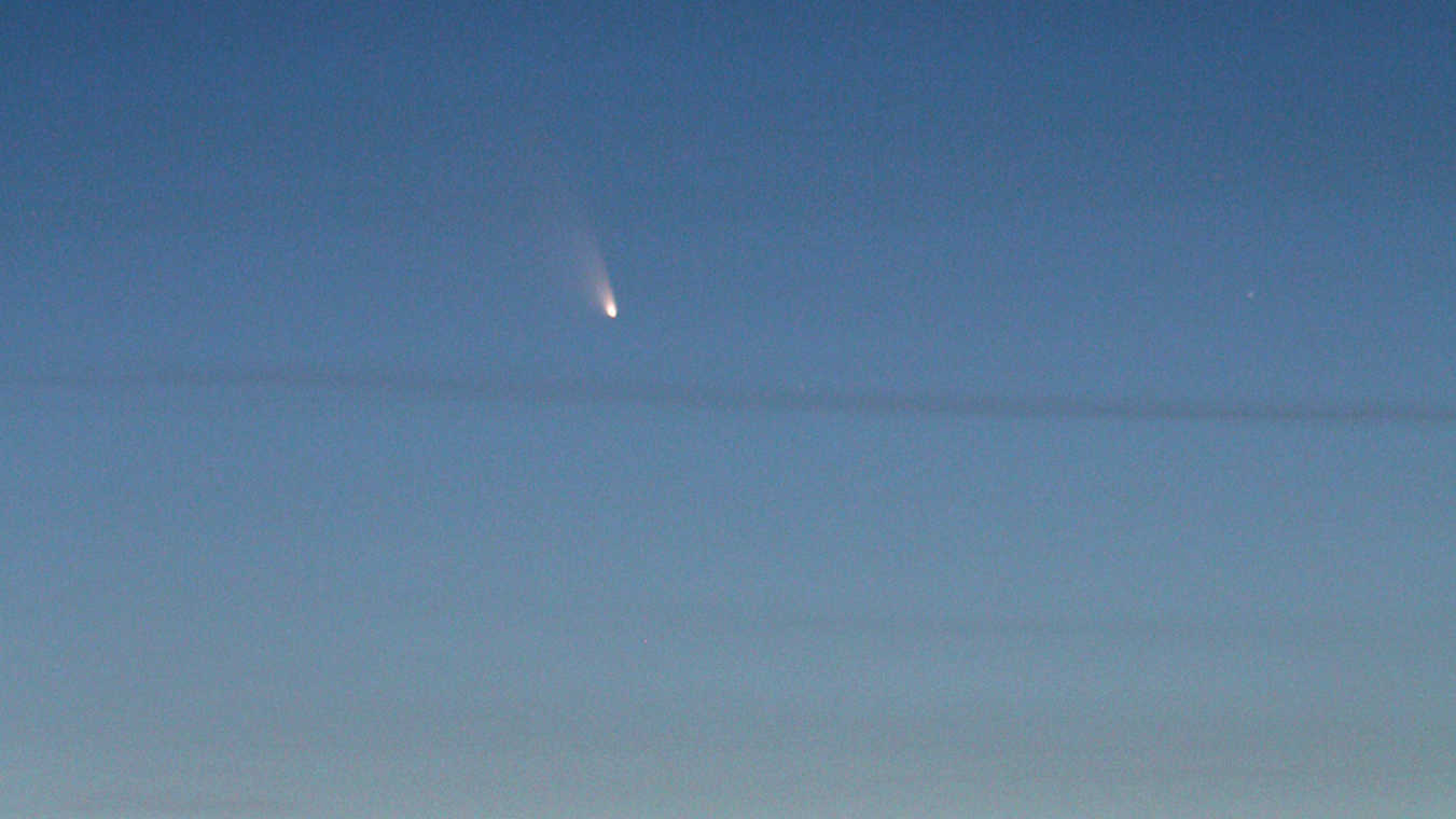 Cometa C/2011 L4 (PanSTARRS) la asfințit deasupra Pădurii Negre. Această imagine unică a fost realizată la data de 15 martie 2013, la scurt timp după apusul soarelui, cu un teleobiectiv cu o distanță focală de 300 mm, pe un DSLR Canon 550D. U. Dittler
