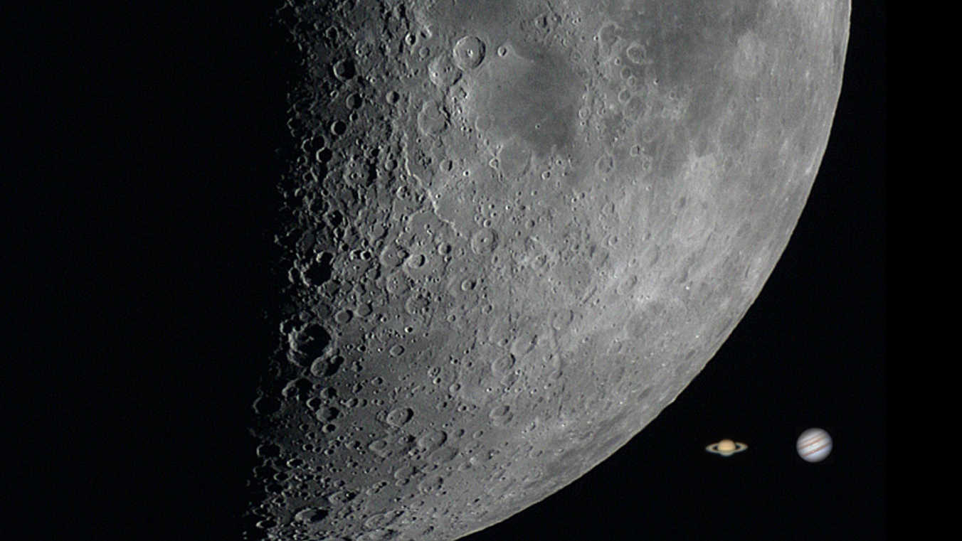 Rapoartele de mărime dintre Lună și planete. Aici este prezentată Luna pe jumătate luminată, care atinge pe bolta cerească un diametru de aproximativ 0,5°. Alături se vede Jupiter, cea mai mare planetă din sistemul solar, cu dimensiuni medii cuprinse între 30 și 45 de inch, și Saturn, planeta cu inele. U. Dittler