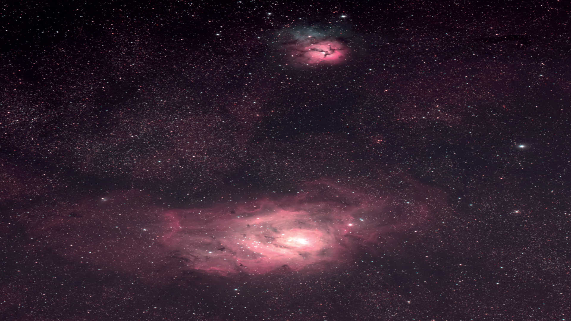Nebuloasa Laguna (Messier 8) împreună cu nebuloasa Trifid (Messier 20). Fotografia a fost realizată cu un astrograf pe o montură ecuatorială. Imaginea însumată este compusă din opt fotografii cu un timp de expunere de 450 de secunde fiecare.