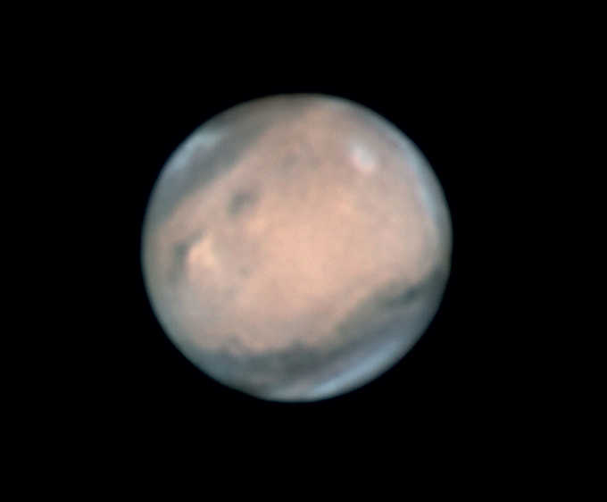 Fotografie a planetei Marte, realizată pe 20 mai 2016 cu un telescop newtonian de 10 inch, Barlow și ZWO ADC la f=4800mm. Fotografiată cu un aparat de fotografiat ASI120M cu filtre RGB. Imagine colectivă, realizată din însumarea a 5000 din 11.000 de imagini. Volker Heinz 