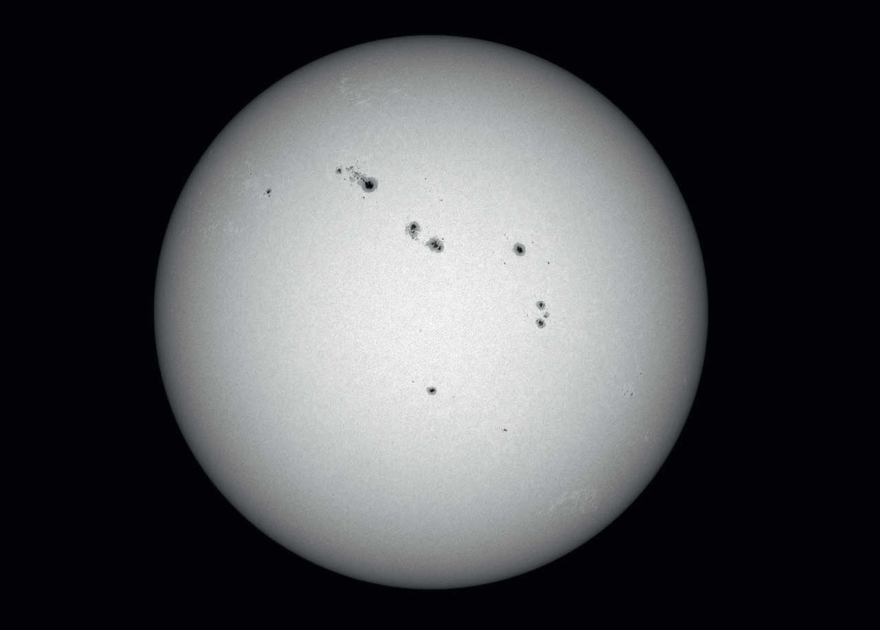 Cu ajutorul opticilor cu distanță focală scurtă (aproximativ 500 - 600 mm), se pot obține imagini de ansamblu ale discului solar, în care se vede dispunerea petelor. Această imagine a fost realizată cu o cameră CCD fără răcire, montată pe un telescop cu apertura de 60 mm și distanța focală de 600 mm (imagine cumulată din 500 de imagini dintr-o secvență de 2500 de fotografii). U. Dittler