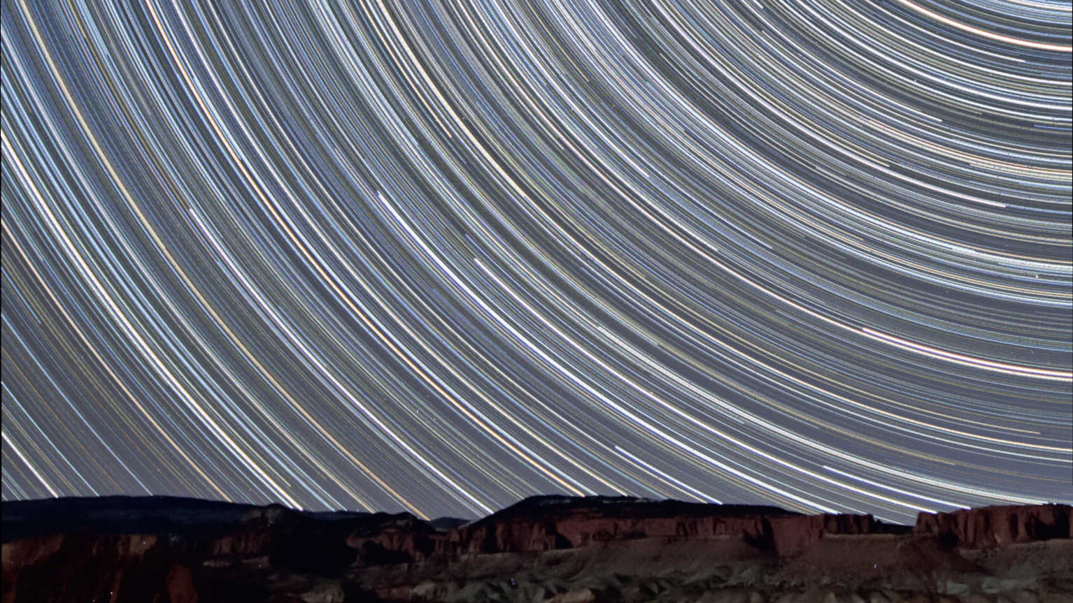 Aceste fotografii startrail au fost făcute la câțiva kilometri de Parcul Național Capitol Reef din Utah (SUA). Telescopul a fost îndreptat către nord și arată trecerea stelelor peste rocile de gresie roșie luminate de Luna în creștere. Această imagine compusă combină 350 de fotografii cu un timp de expunere de 90 de secunde fiecare (timp total de expunere: 525 de minute = 8,75 ore). Fotografia a fost realizată cu un obiectiv 10-20mm (la 10mm și f/4) pe un Canon DSLR tip 450D. U. Dittler