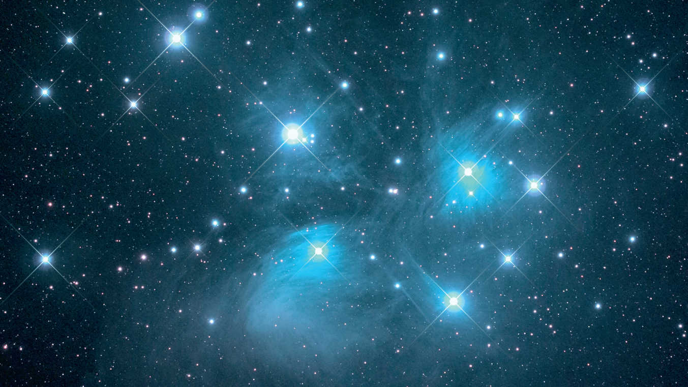Obiectivul astrofotografiei sunt fotografii stelare de claritate brici până în colțuri. Pentru această fotografie a Pleiadelor (Messier 45), a fost folosit un refractor cu o distanță focală de 530 mm (f/5) împreună cu un aparat foto DSLR full-frame. Imaginea este compusă din 12 fotografii cu un timp de expunere de 300 de secunde fiecare (la ISO 1600). Prin urmare, timpul de expunere total este de 60 de minute. 