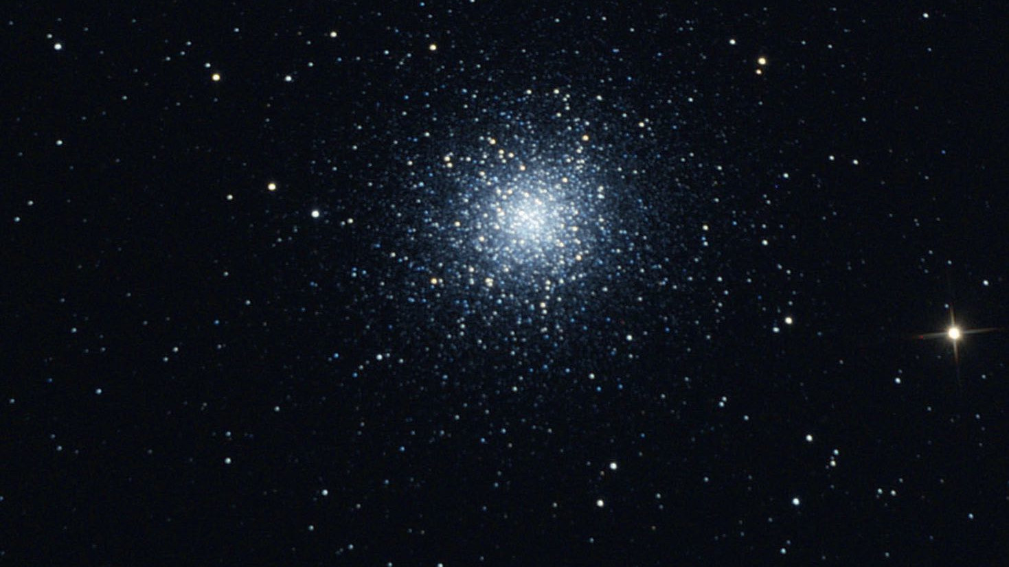 M13 nu poate fi încă separat cu binoclul, dar poate fi deja identificat ca roi stelar globular. Marcus Degenkolbe