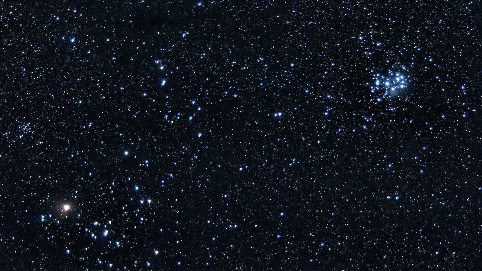 Pe lângă Pleiade (în dreapta) și Hiade cu Aldebaran (steaua strălucitoare din stânga), în constelația Taurul se găsesc multe alte roiuri stelare, cum ar fi NGC 1647 (în stânga, deasupra lui Aldebaran). Marcus Degenkolbe