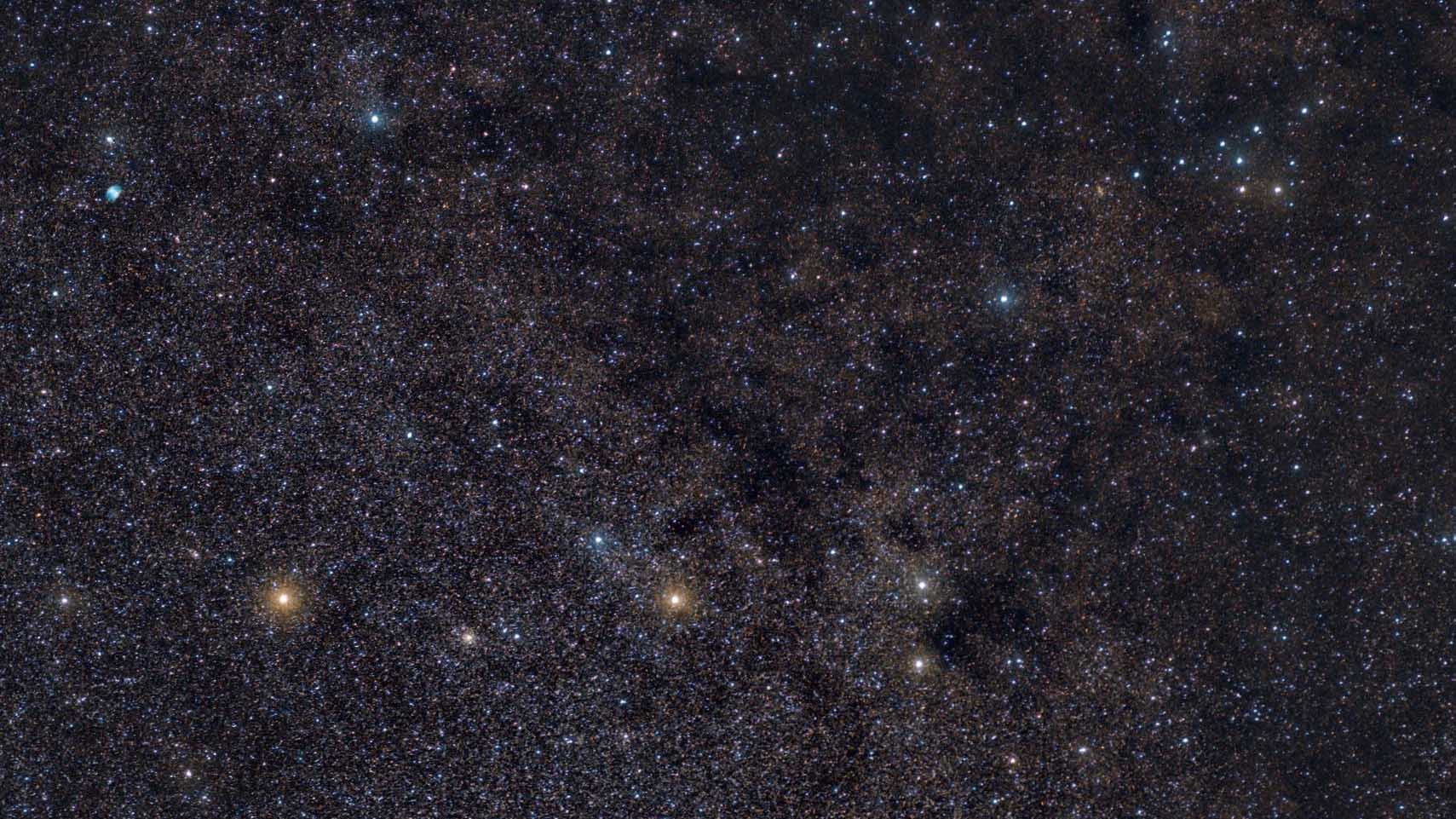 În centrul imaginii se pot vedea stelele principale ale constelației Săgeata, în zona de sus, M 27 în stânga și roiul Cuierul în dreapta. Marcus Degenkolbe