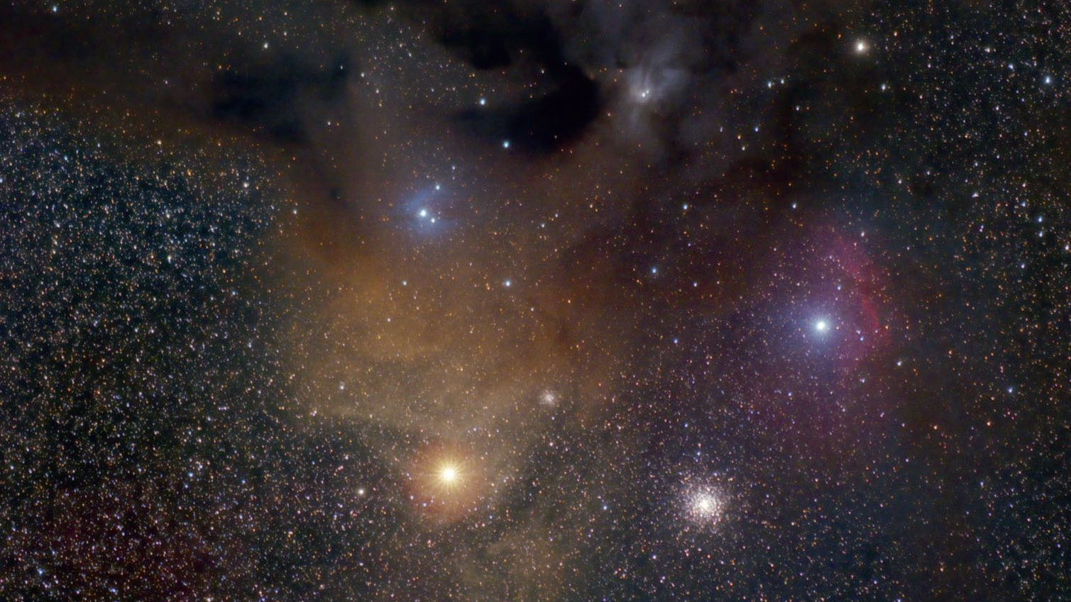 Nebuloasa colorată Rho Ophiuchi și împrejurimile sale: Antares este steaua portocalie luminoasă de sub nebuloasă, iar în dreapta sa, roiul stelar globular M 4. Jim Thommes 