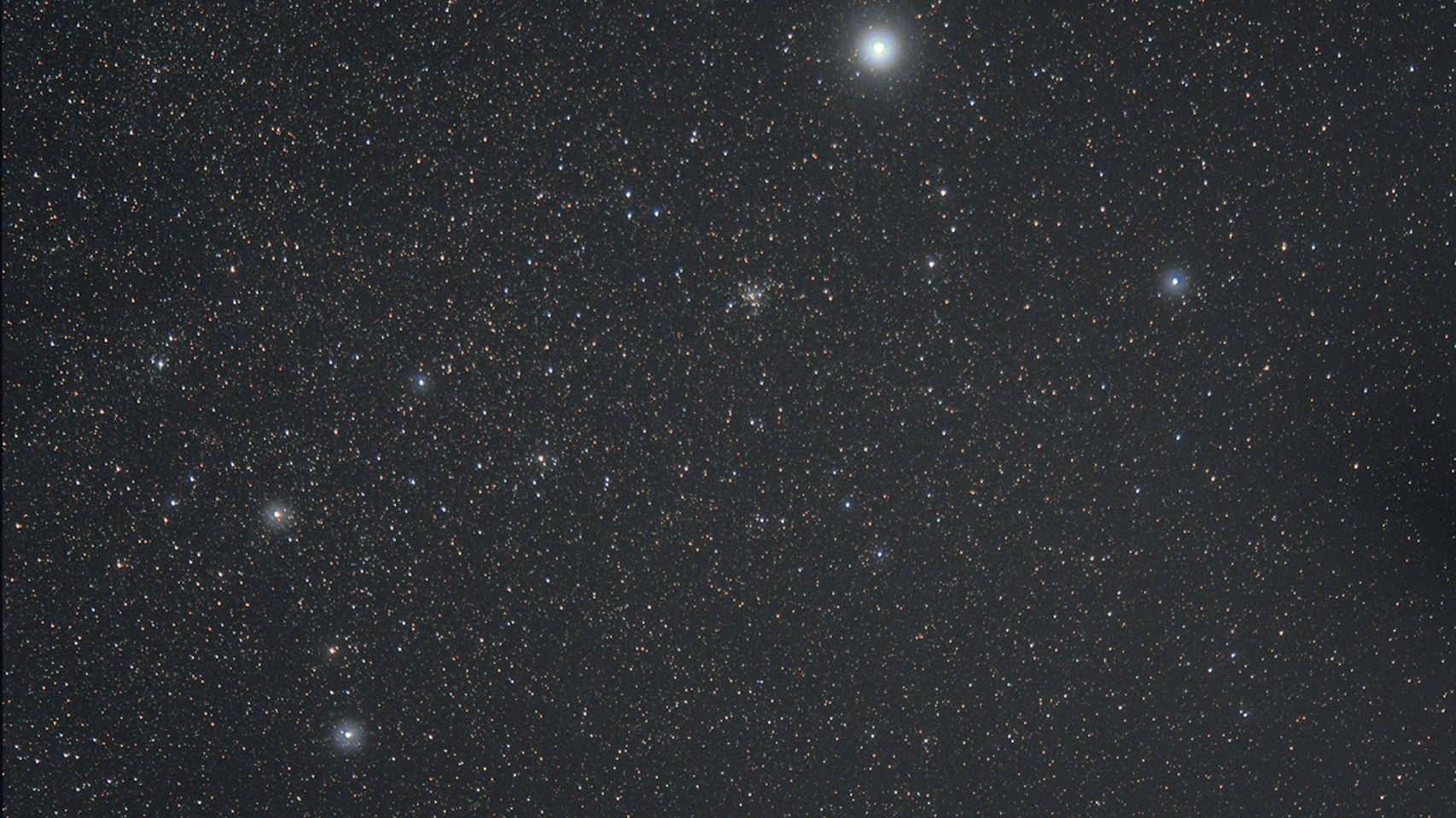 În constelația Câinele Mare găsim roiuri stelare deschise din diverse cataloage, vizibile prin binoclu. Rolf Löhr / CCD Guide