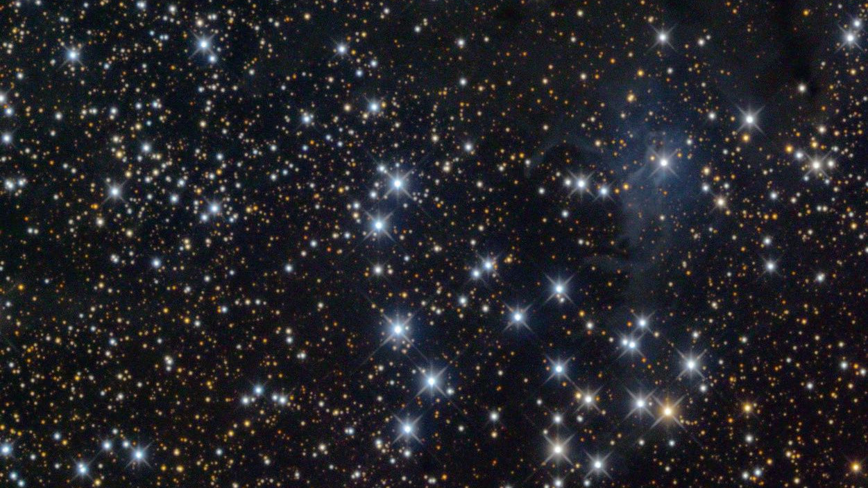 Roiul stelar NGC 225, numit și "Sailboat Cluster" - fotografiat cu un telescop Intes MK-69 de 6" cu o distanță focală de 900 mm. Günter Kerschhuber