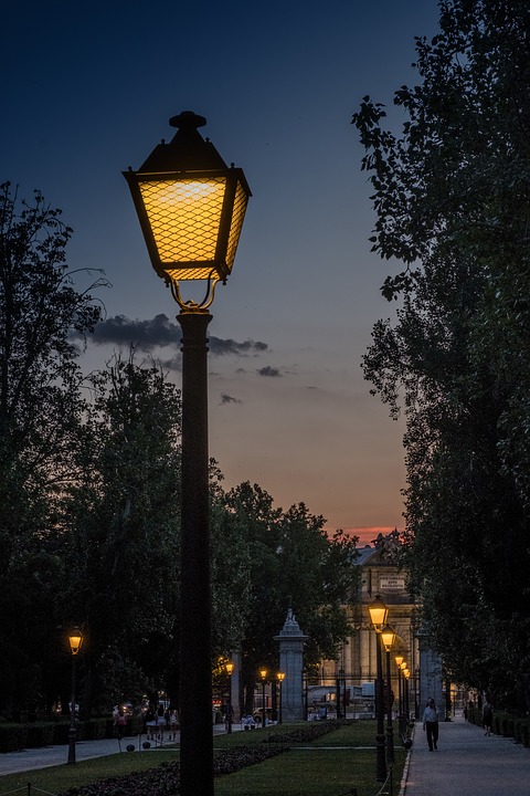 Atenție la luminile stradale