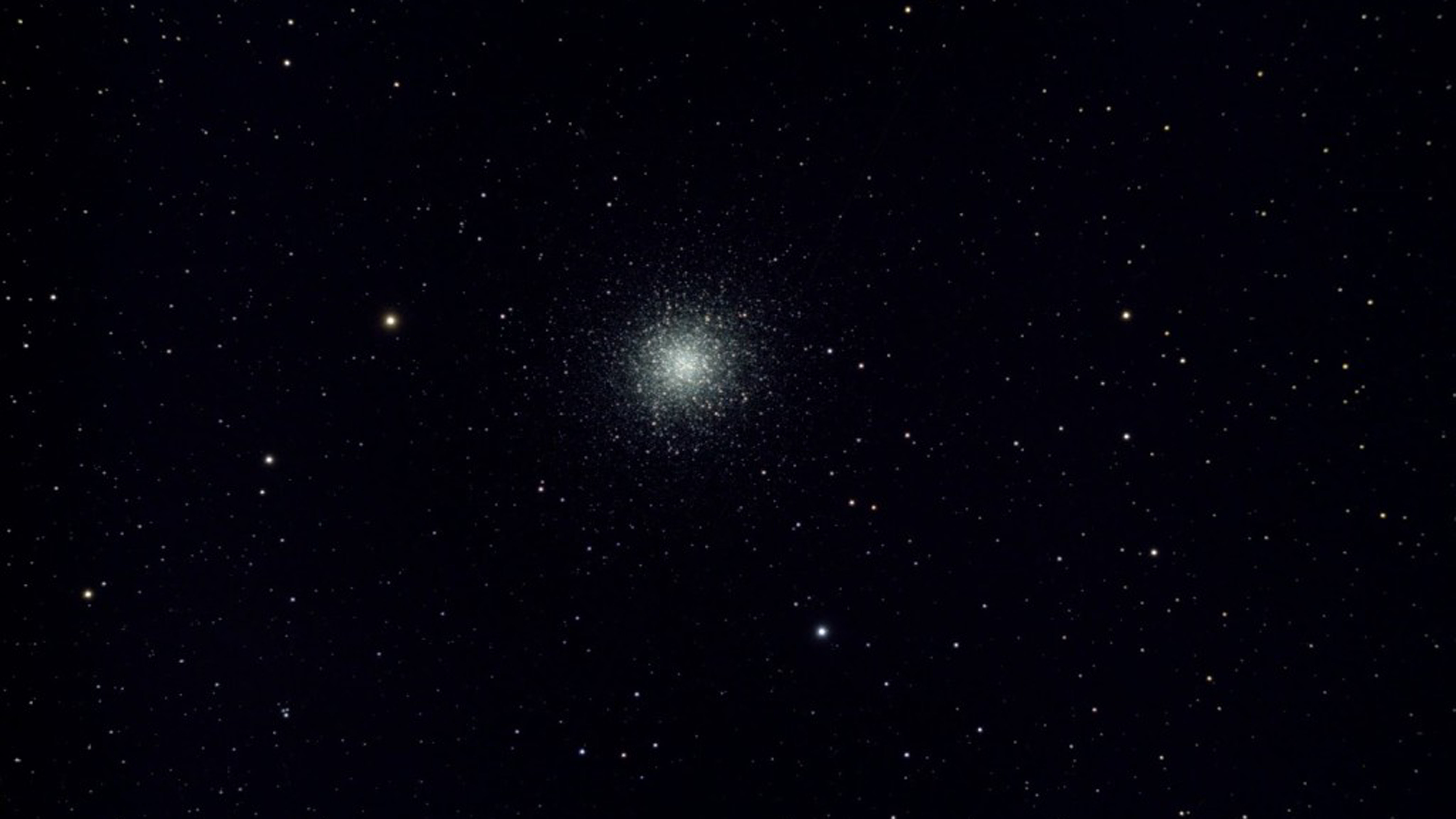 Roi stelar globular M13 fotografiat cu un aparat Skywatcher AP 120/900 EvoStar ED DS-Pro și un Canon EOS 700Da, autor: Stefan Taube.