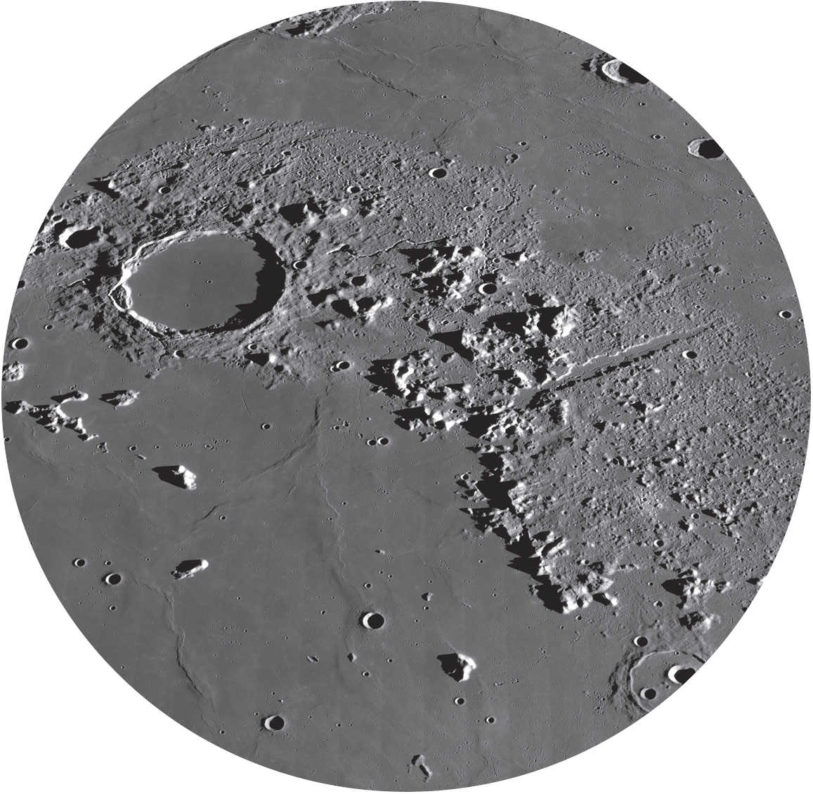 Montes Alpes se disting prin vârfurile înalte și suprafețele deluroase întinse. NASA/GSFC/Arizona State University
