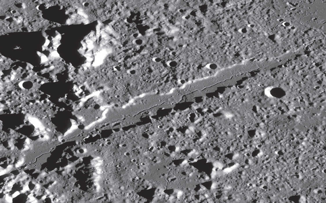 Detaliu din Vallis Alpes. Rilla din Valea Alpilor are o lățime de numai 550 m, fiind foarte dificil de observat. NASA/GSFC/Arizona State University