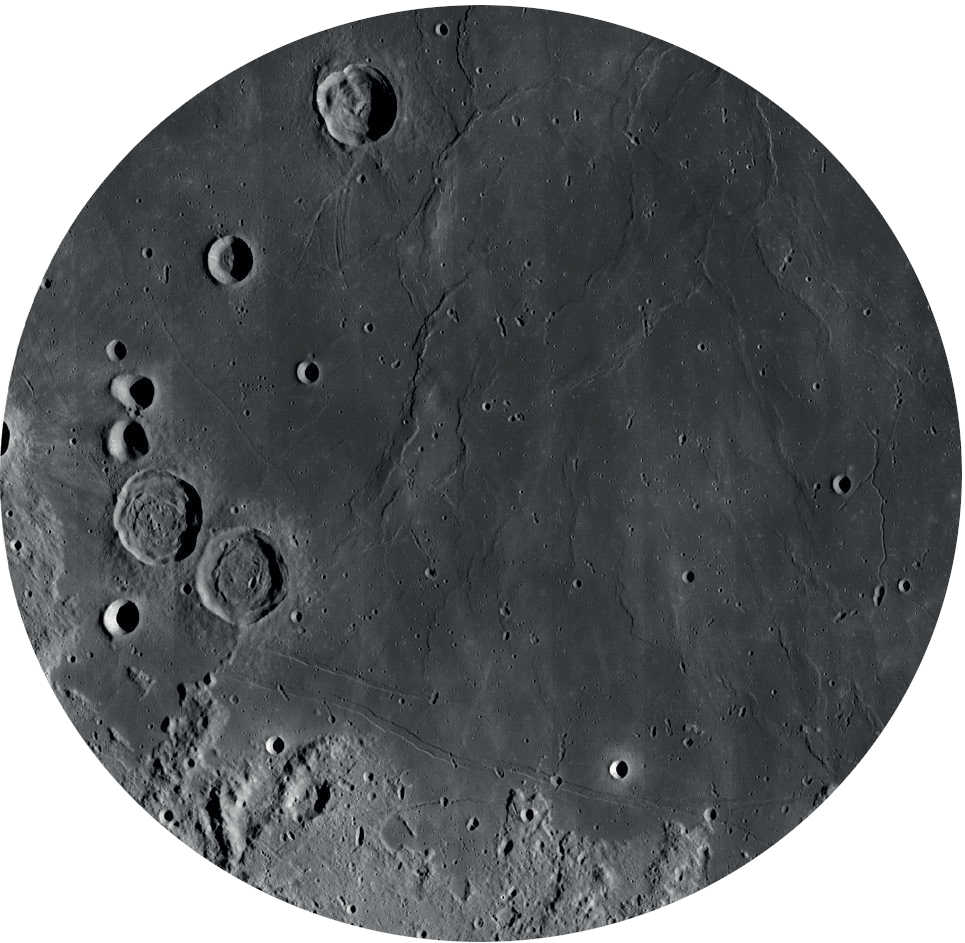 La est de cele două cratere Sabine și Ritter, se găsește așa-numita »Statio Tranquillitatis«. NASA/GSFC/Arizona State University 