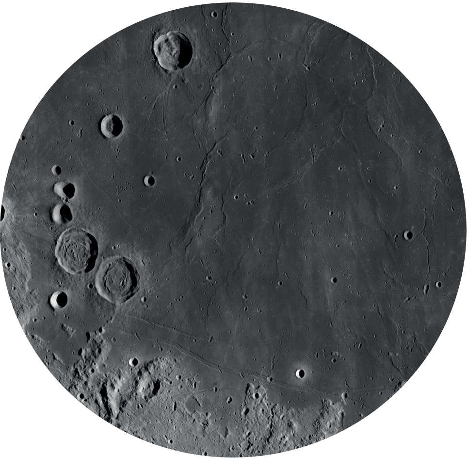 La est de cele două cratere Sabine și Ritter, se găsește așa-numita »Statio Tranquillitatis«. NASA/GSFC/Arizona State University