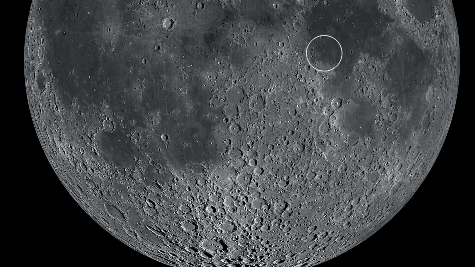 La sud-vest de Marea Liniștii (lat. Mare Tranquillitatis), se găsește locul primei aselenizări a unui echipaj uman. NASA/GSFC/Arizona State University