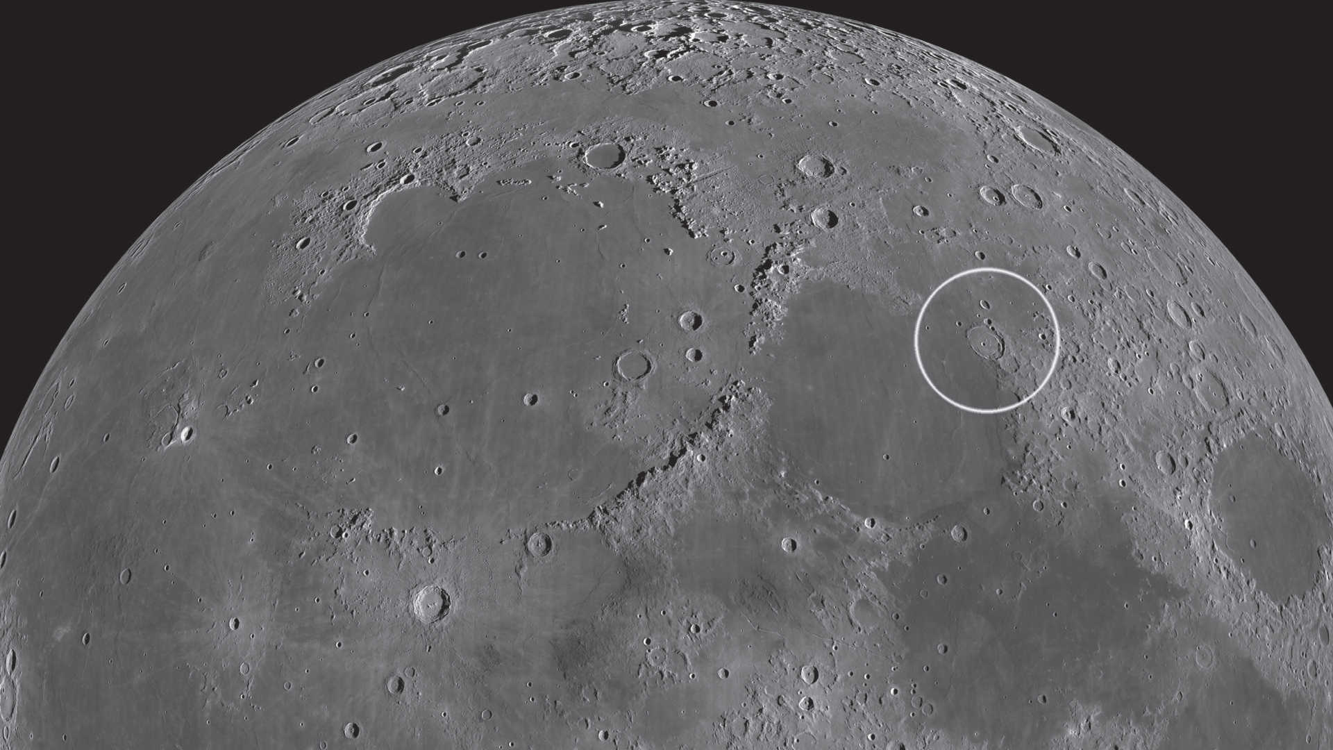 Craterul se află chiar la marginea Mării Serenității. NASA/GSFC/Arizona State University