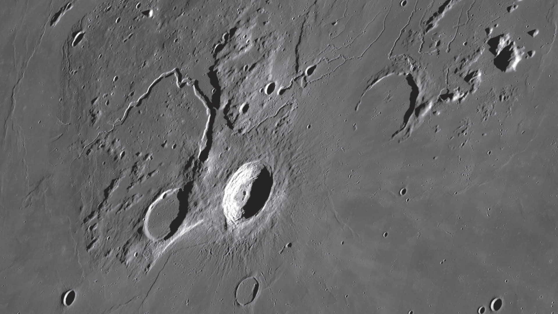 Materialul din interiorul craterului Aristarchus este roca cea mai deschisă la culoare de pe partea vizibilă a Lunii. NASA/GSFC/Arizona State University 