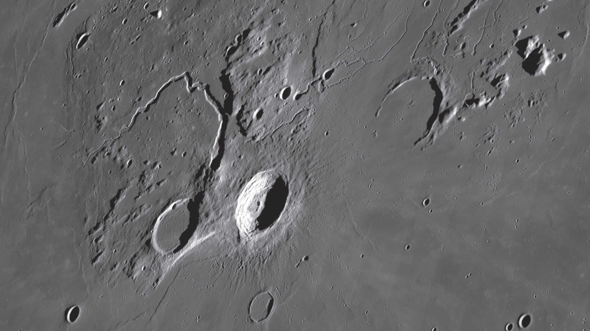 Materialul din interiorul craterului Aristarchus este roca cea mai deschisă la culoare de pe partea vizibilă a Lunii. NASA/GSFC/Arizona State University