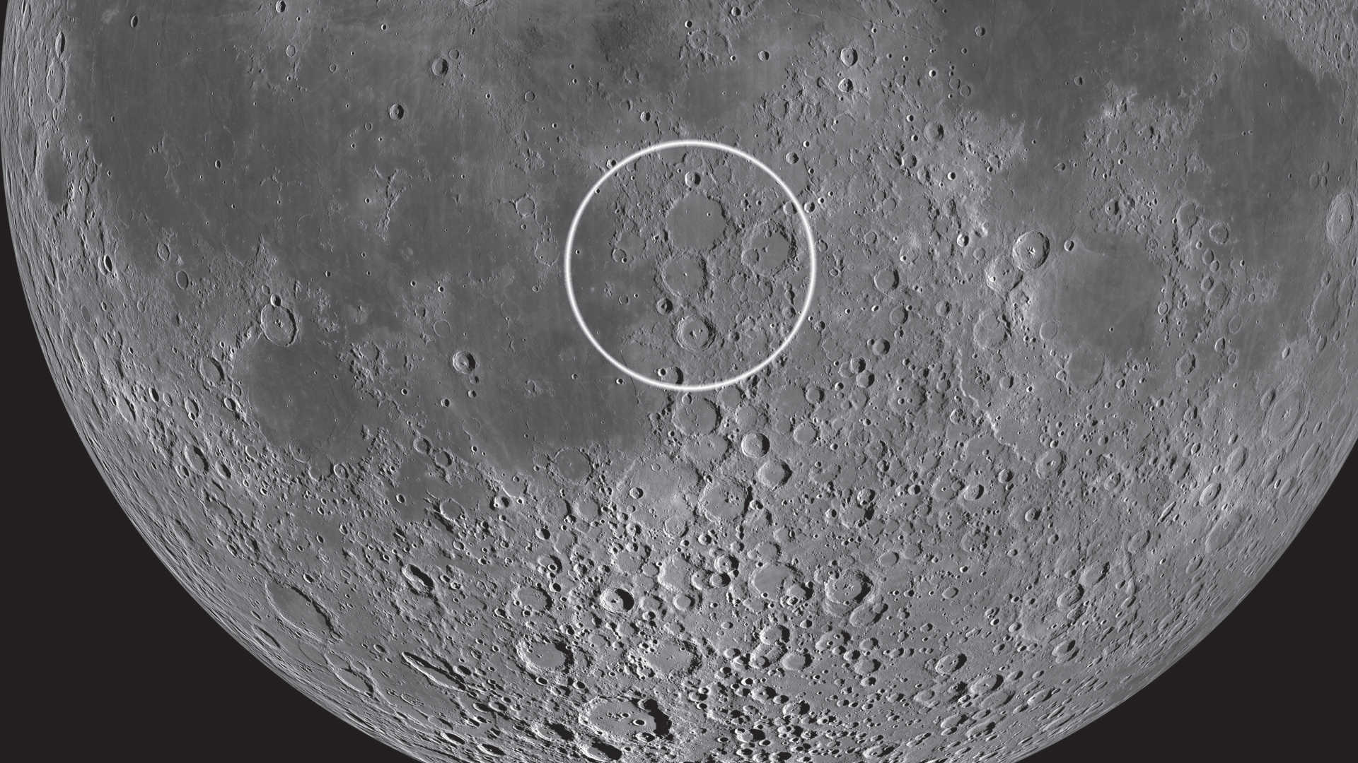 Trioul de cratere se găsește aproape în centrul Lunii. NASA/GSFC/Arizona State University