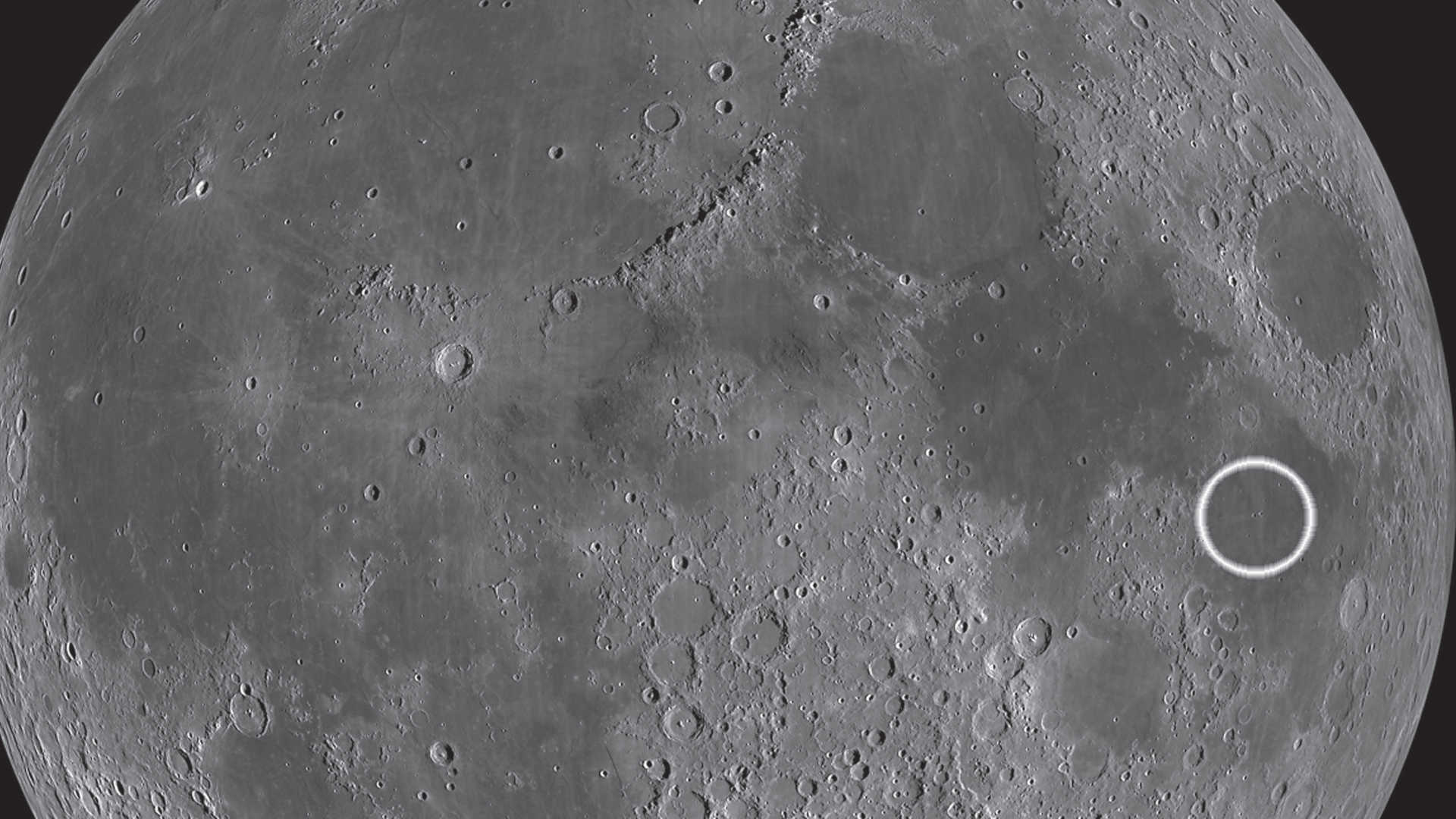 Cele două cratere, Messier și Messier A, se găsesc aproape în centrul Mării Fecundității. Modelul alungit al materialului expulzat de Messier A este unic. NASA/GSFC/Arizona State University