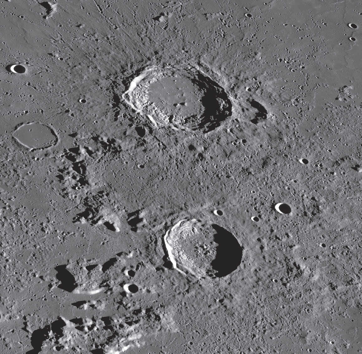 Ambele cratere sunt bine conservate. NASA/GSFC/Arizona State University 