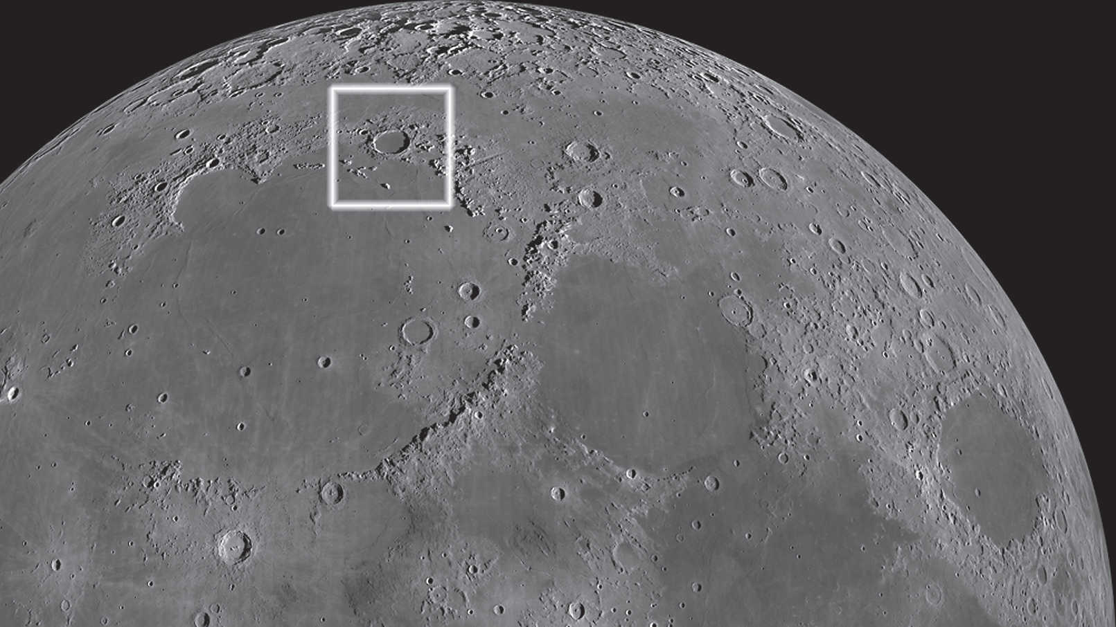 La marginea nordică a Mării Ploilor se găsește craterul întunecat Plato. NASA/GSFC/Arizona State University 