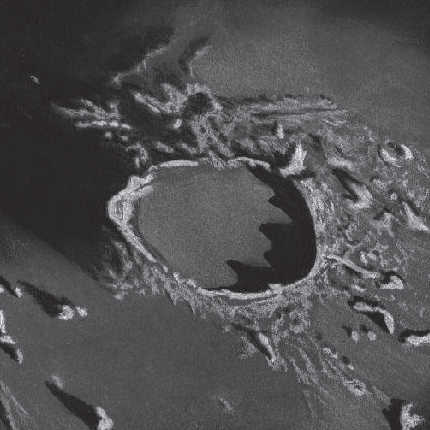 Desen: când Soarele nu a urcat încă prea mult, vârfurile zidului aruncă umbre lungi în câmpia craterului Plato. Frank McCabe 