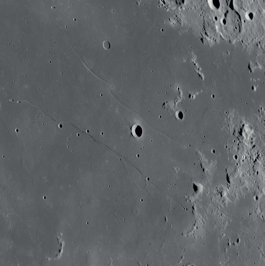 La circa 50 km de Rupes Cauchy, se găsesc cele două domuri, Cauchy Omega și Cauchy Tau. NASA/GSFC/Arizona State University 