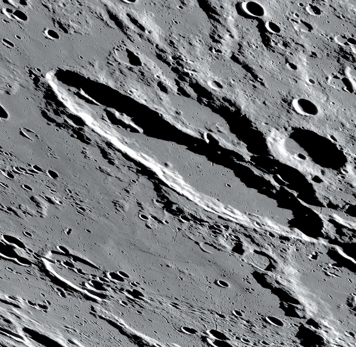 Atrag atenția și munții întinși din jumătatea de nord-vest a craterului. NASA/GSFC/Arizona State University 