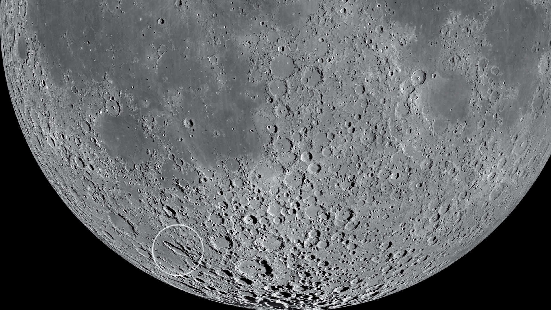 Având diametrul de 70 km×180 km, craterul Schiller are o formă eliptică pronunțată. NASA/GSFC/Arizona State University 